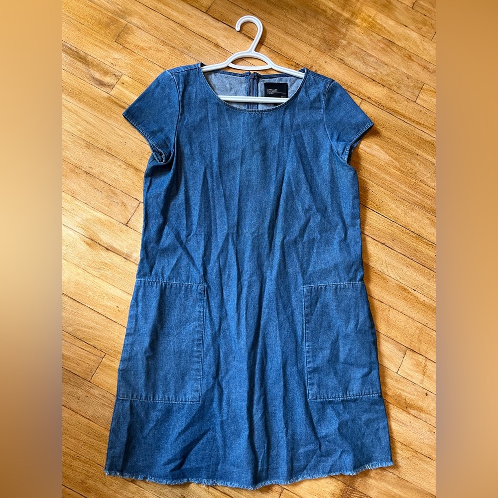 Adorable jean dress from Zara, size small. Perfect for Summer or Autumn.
